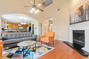 TV, fireplace, offices - Large Comfy 4BR Retreat/Great Location ~Fam/Group (Mansfield)