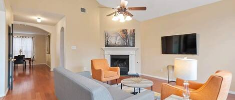 Televisión, chimenea, oficina