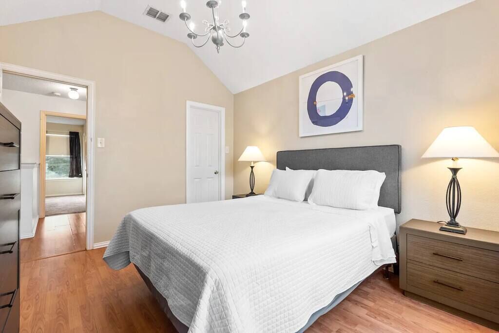 4 bedrooms, iron/ironing board, WiFi, bed sheets