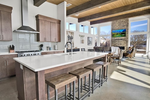 Lake Oconee 3BR • Pool, Dock, Kayaks, Game Room