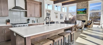 Lake Oconee 3BR • Pool, Dock, Kayaks, Game Room