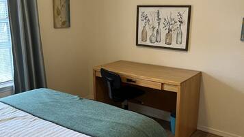 4 Schlafzimmer, Schreibtisch, BĂŒgeleisen/BĂŒgelbrett, kostenloses WLAN