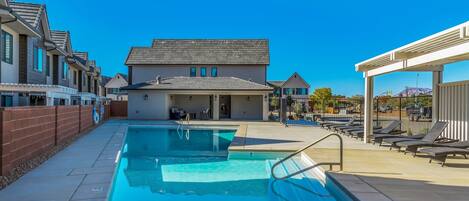 Alberca al aire libre y alberca climatizada