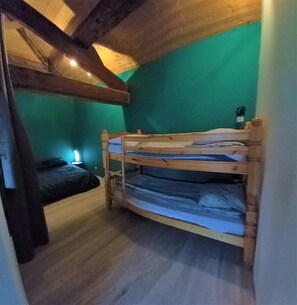 15 bedrooms, WiFi, bed sheets - Group gite on the outskirts of Lyon Sleeps 39 (Brignais)