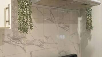 Een koelkast, een microgolfoven, een oven