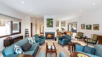 Télévision, cheminée