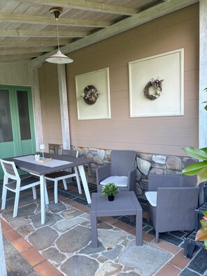 Outdoor dining - NATURE - cottage with garden, shared pool, private veranda (Gallicano)