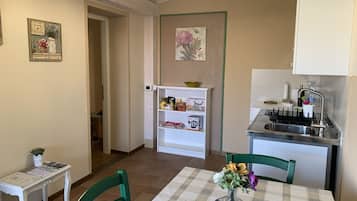 Réfrigérateur, micro-ondes, plaque de cuisson, cafetiÚre/bouilloire