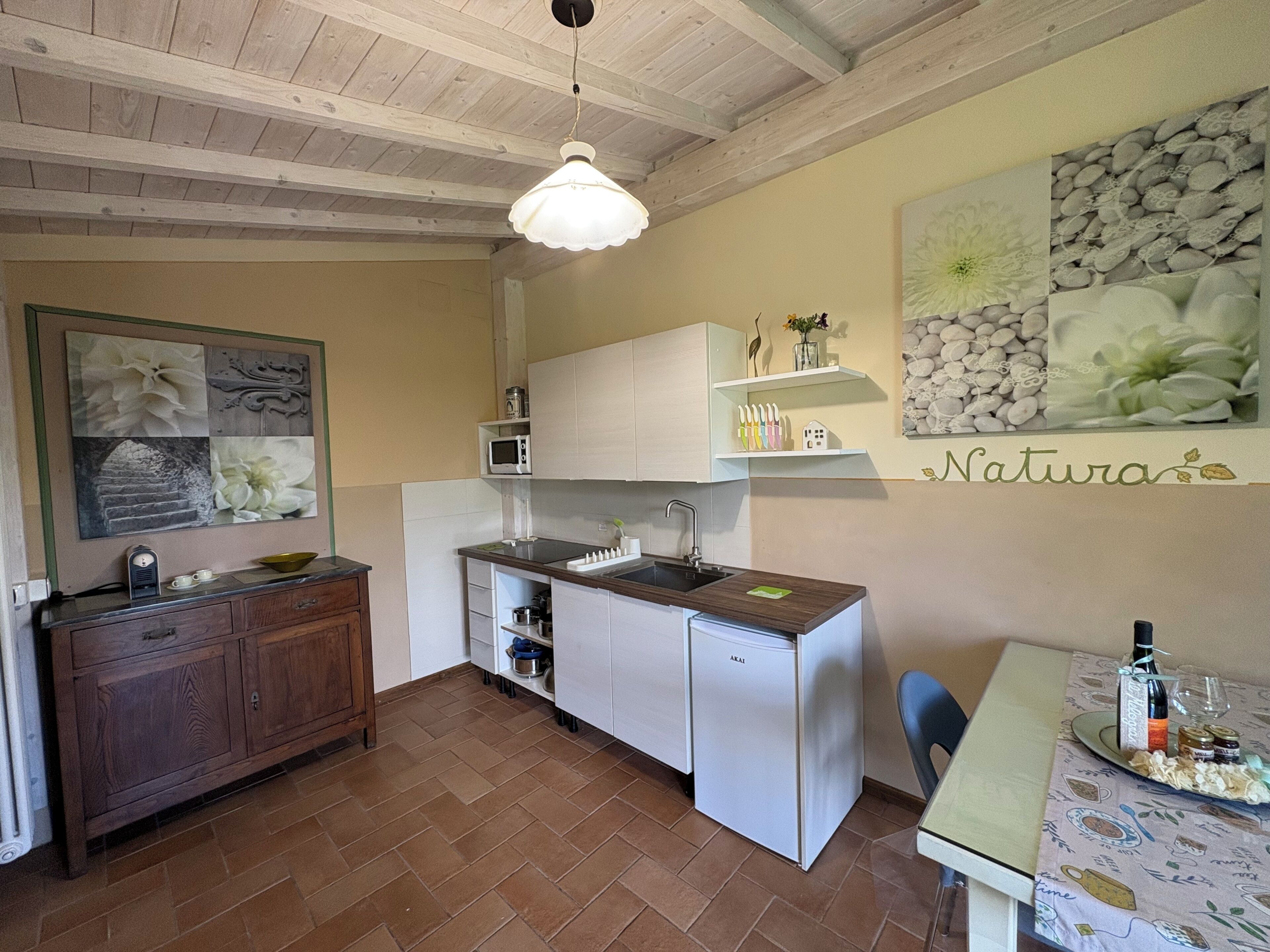 Réfrigérateur, micro-ondes, plaque de cuisson, cafetière/bouilloire