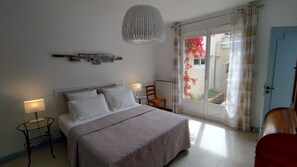 2 chambres, bureau, fer et planche à repasser, lit parapluie