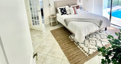 Cheerful 1 bedroom guest suite with pool and yard