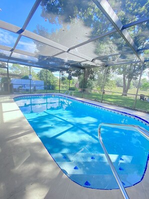 Outdoor pool - Cheerful 1 bedroom guest suite with pool and yard (Spring Hill)
