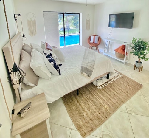 Cheerful 1 bedroom guest suite with pool and yard