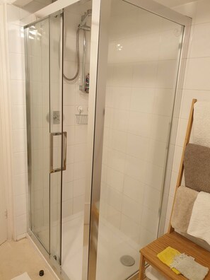 Dusche, Haartrockner, Bidet, Handtücher