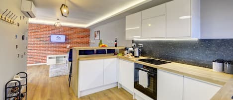 Fridge, microwave, oven, coffee/tea maker