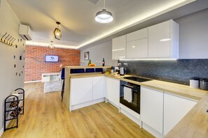 Fridge, microwave, oven, coffee/tea maker - Friendly House - Clarence Rd (Rugby)