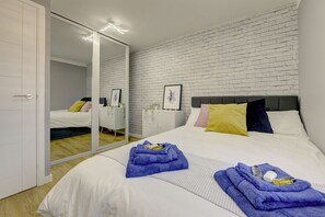 2 bedrooms, desk, iron/ironing board, WiFi