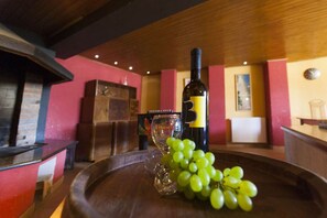 Interior - Villa Vedorna, pool, whrilpool, sauna, t. tennis, poker tables, playground,.. (Pomer)