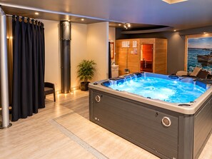 A modern indoor hot tub with a wooden cabin and a view of the sea. - Villa Vedorna, pool, whrilpool, sauna, t. tennis, poker tables, playground,.. (Pomer)
