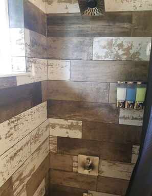 Shower, hair dryer, towels, soap - Beautiful 2 Bedroom Duplex (Fond du Lac)