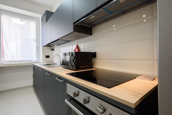 Kühlschrank, Mikrowelle, Ofen, Herdplatte