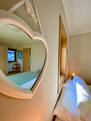 3 habitaciones, tabla de planchar con plancha, internet y ropa de cama 
