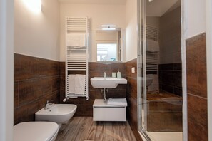 Shower, hair dryer, bidet, towels - Zannetti 201 Magritte (Firenze)