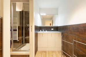 Douche, bidet, serviettes fournies