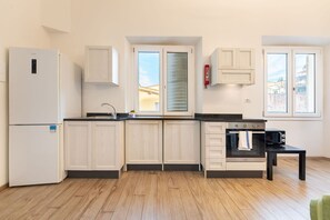 Kühlschrank, Mikrowelle, Ofen, Herdplatte