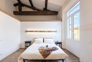 4 bedrooms, iron/ironing board, free WiFi, bed sheets