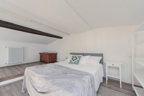 1 soverom, strykejern/-brett, wi-fi (inkludert) og sengetøy