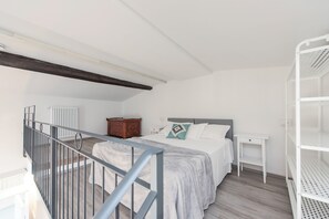 1 多间卧室、熨斗/熨衣板、免费 WiFi、床单