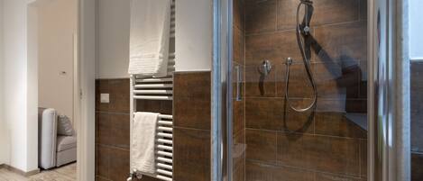 Douche, bidet, serviettes fournies