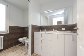 Shower, hair dryer, bidet, towels