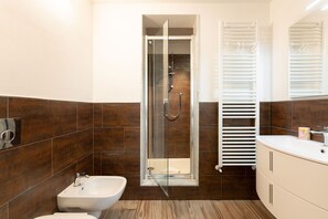 Shower, hair dryer, bidet, towels - Zannetti 301 Compact (Firenze)