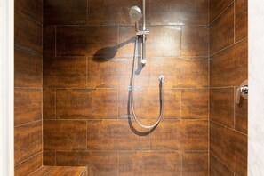 Een douche, een haardroger, een bidet, handdoeken