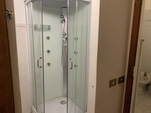 Bañera, secador de pelo, bidé y toallas
