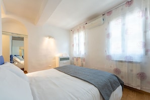 1 habitación, tabla de planchar con plancha, wifi gratis y ropa de cama 