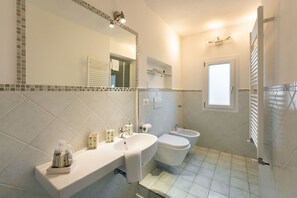 Dusj, hårføner, bidé og håndklær