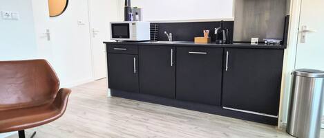 Refrigerador, microondas, lavavajillas y cafetera y tetera