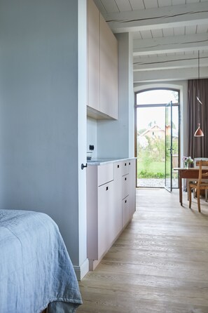 1 bedroom, free WiFi, bed sheets - 1 room apartment with Schlei view directly on the water (Ulsnis)