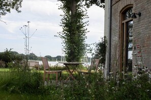 Outdoor dining - 1 room apartment with Schlei view directly on the water (Ulsnis)