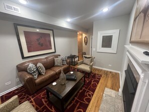 Interior - Spacious two bedroom condo with a cozy feel! (Chicago)