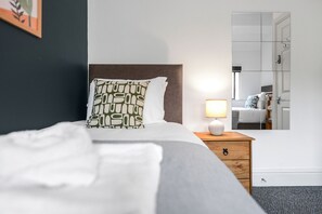 5 habitaciones y tabla de planchar con plancha