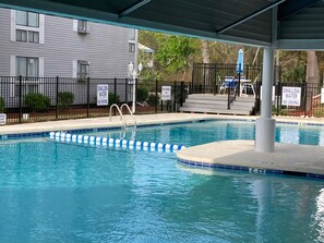 Una piscina al aire libre, una piscina climatizada