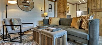 Luxury 1 BR, BA modern rustic  penthouse suite in the ❤️ of downtown Blue Ridge