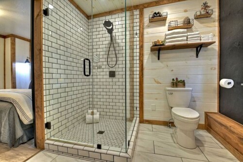 Luxury 1 BR/BA modern rustic suite in Downtown BR