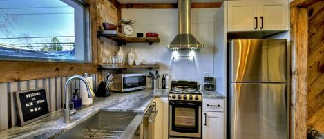 Frigorifero, microonde, forno, piano cottura