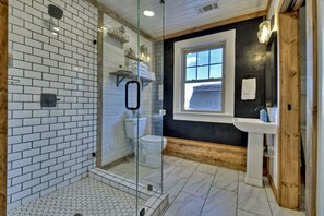 Suihku, hiustenkuivaaja, pyyhkeet, saippua