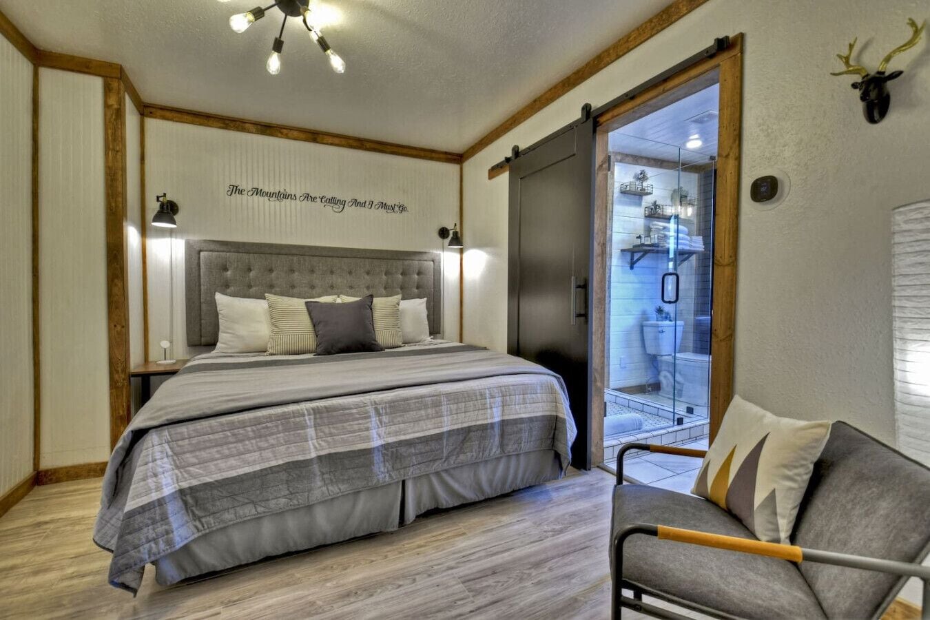 مكتب ومكواة/لوح كي وسرير سفر وواي فاي مجانًا